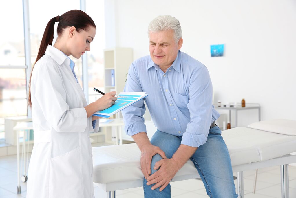 Doctors prescribe treatment for patients with knee arthritis